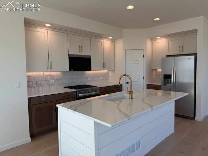 Image 8 of 15: Kitchen