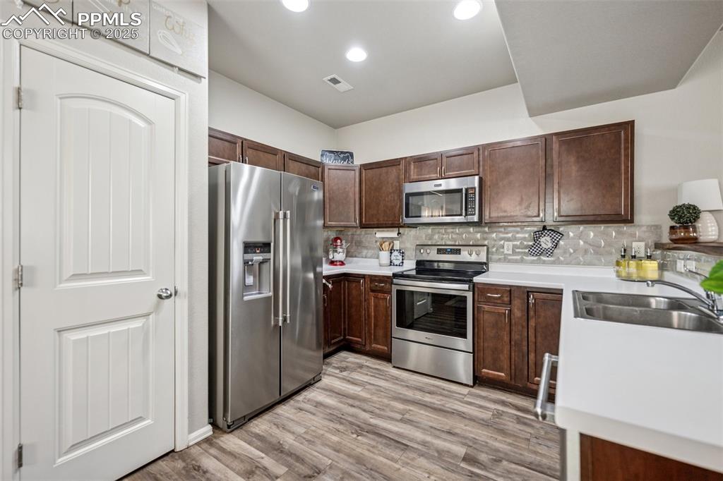 Image 10 of 25: Kitchen