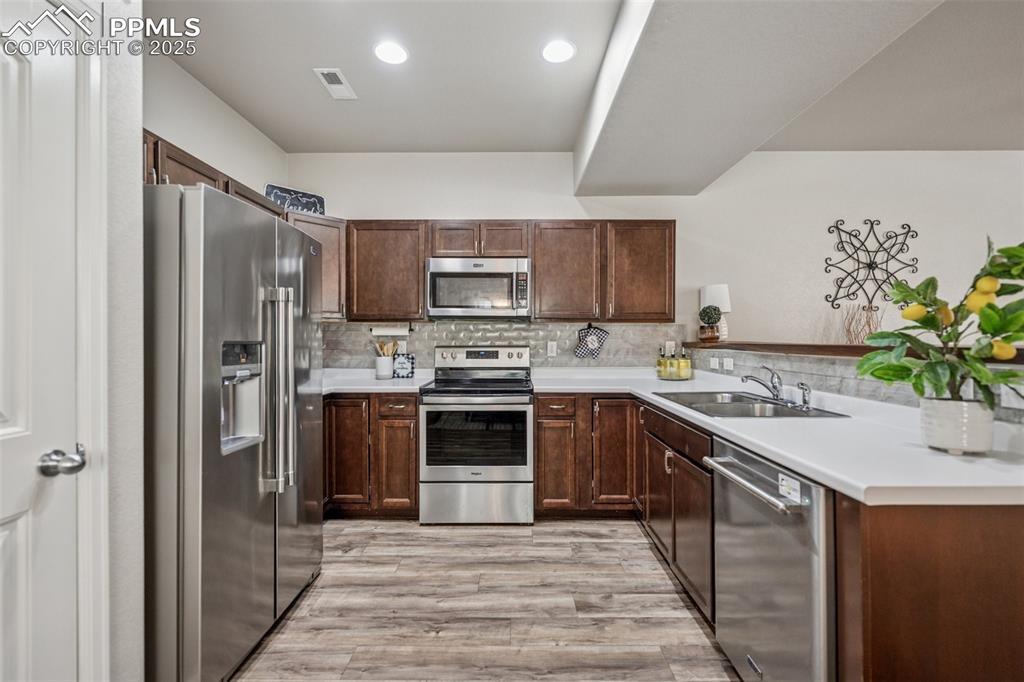 Image 11 of 25: Kitchen
