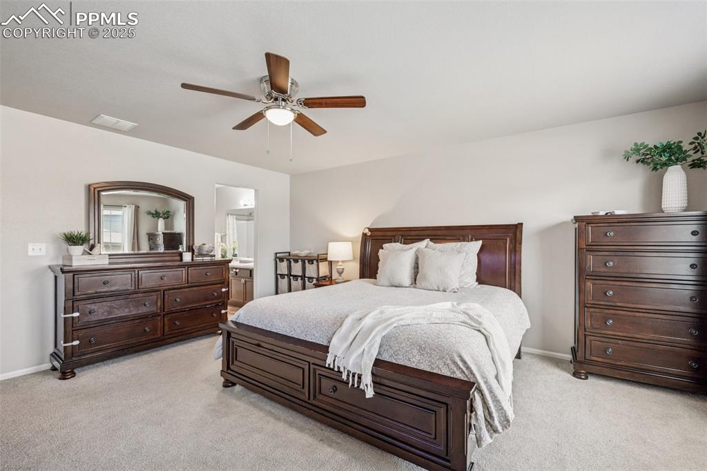Image 17 of 25: Bedroom