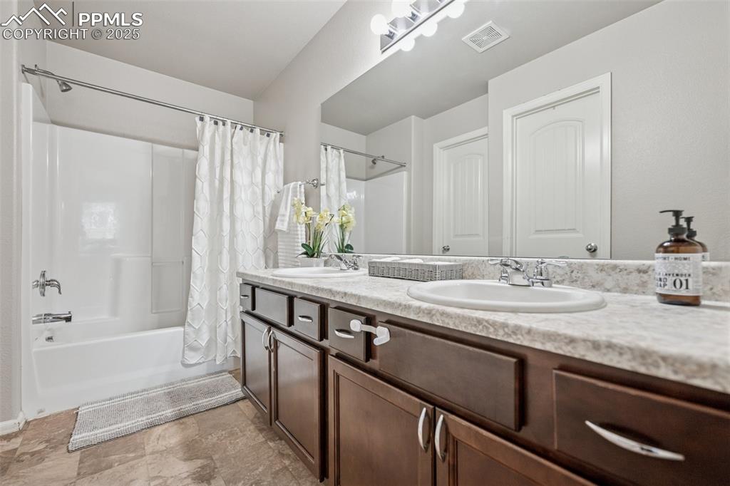 Image 18 of 25: Bathroom