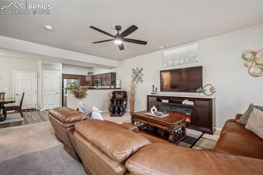 Image 7 of 25: Living Room