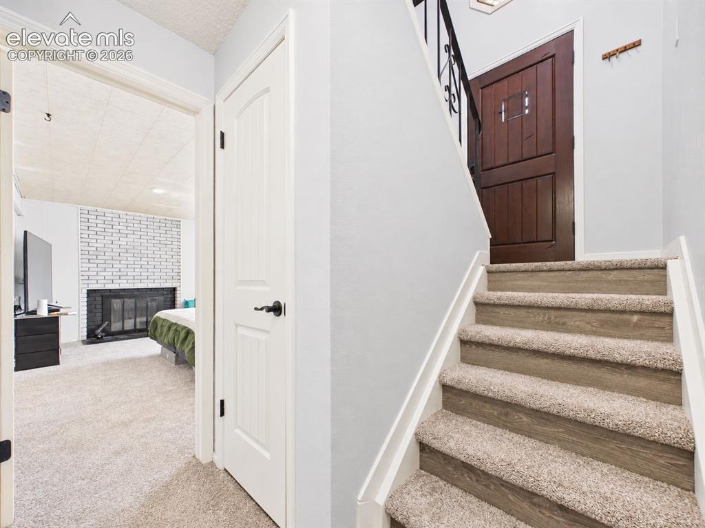 Image 29 of 50: Split-level entry provides a clear view toward the adjacent bedroom and fir
