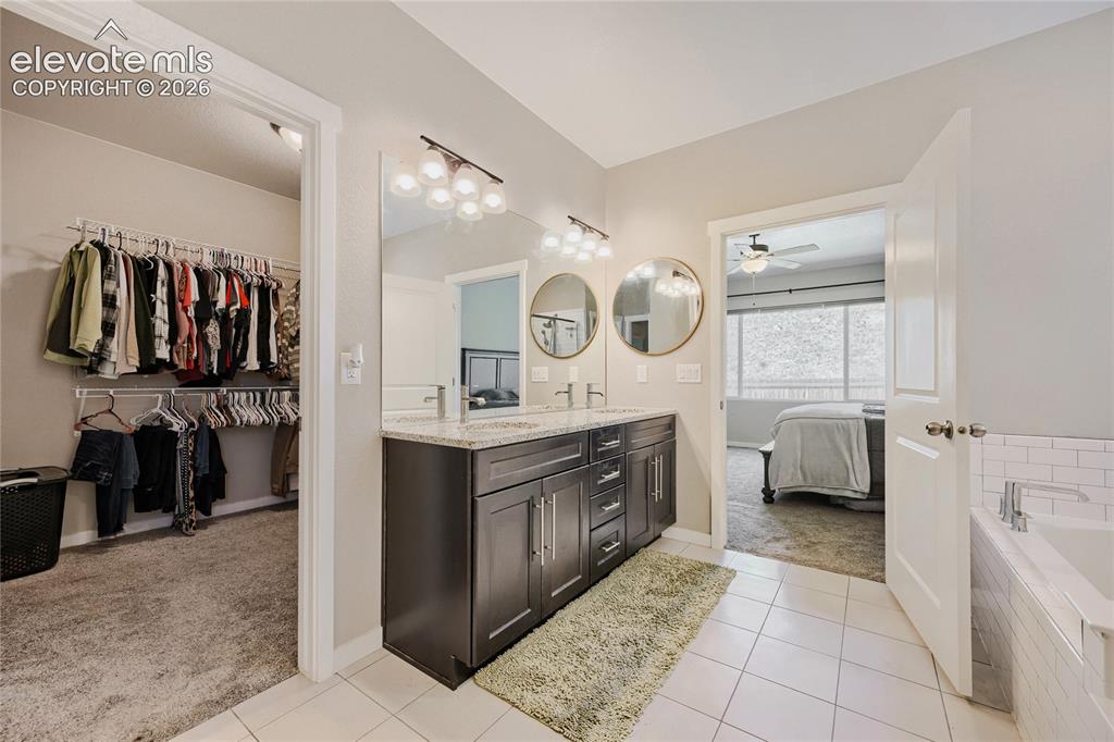 Image 19 of 37: Bathroom