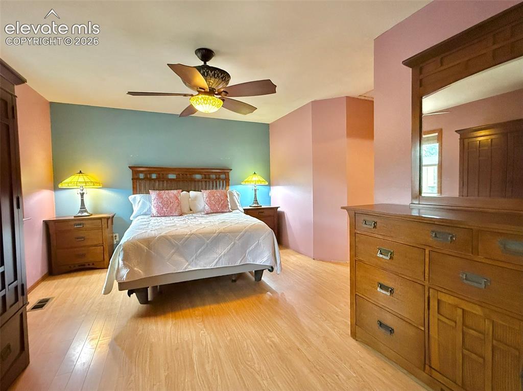 Image 10 of 32: Bedroom