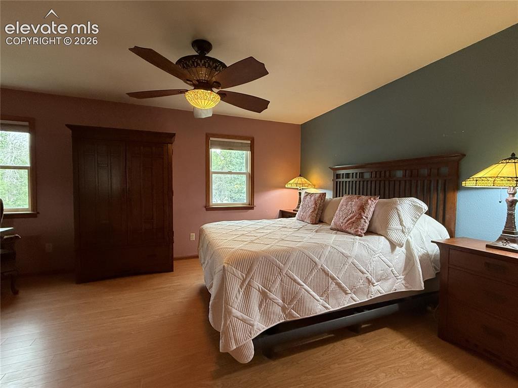 Image 11 of 32: Bedroom