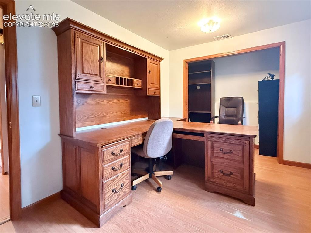 Image 17 of 32: Office