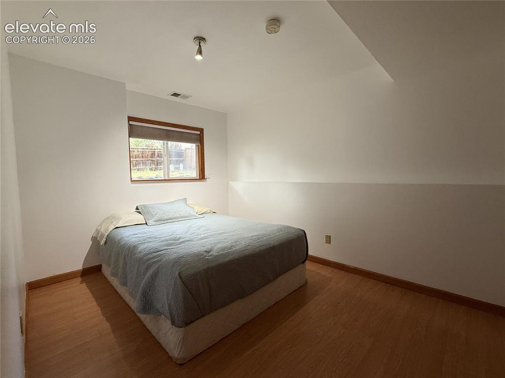 Image 19 of 32: Bedroom