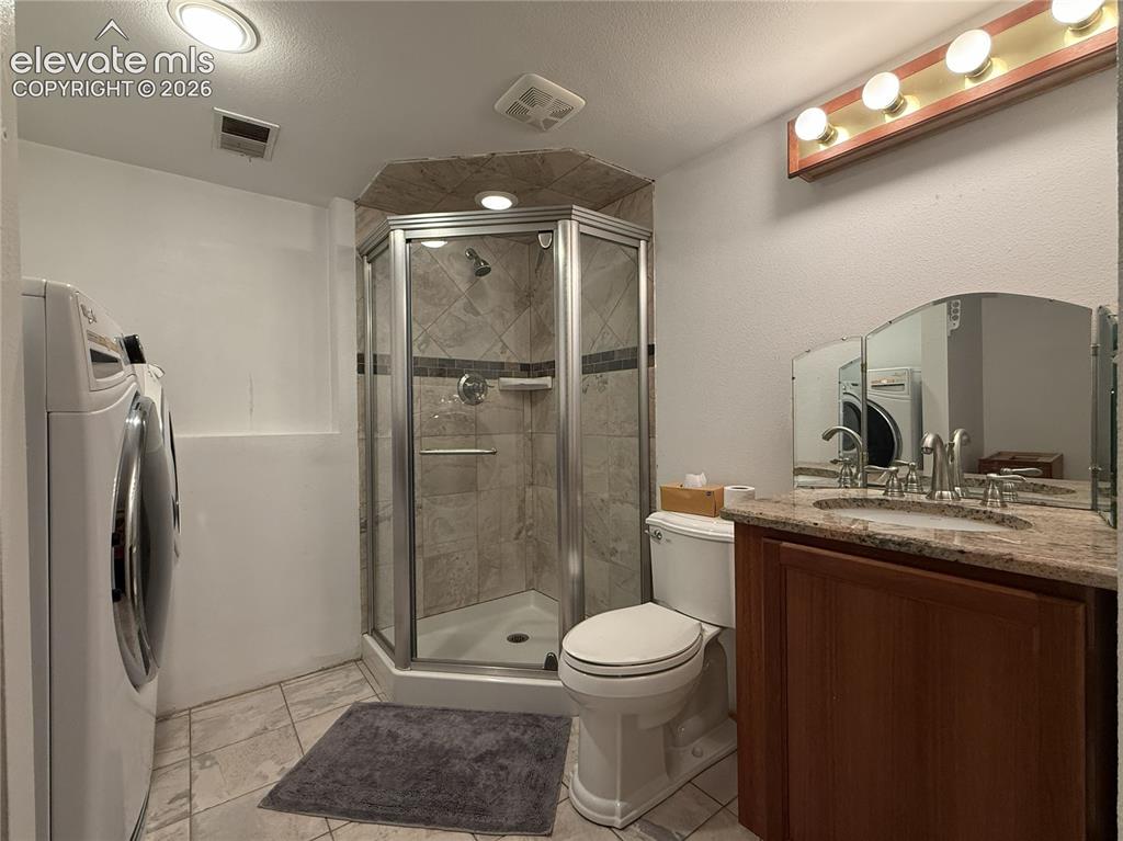Image 22 of 32: Bathroom
