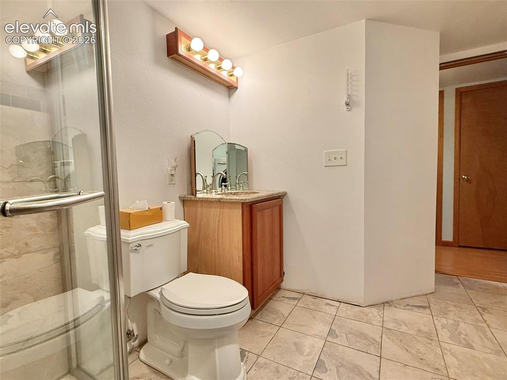 Image 23 of 32: Bathroom
