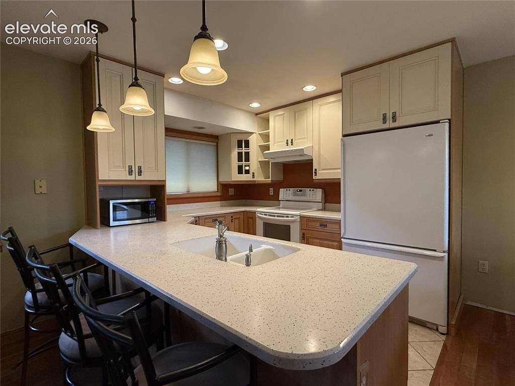 Image 7 of 32: Kitchen