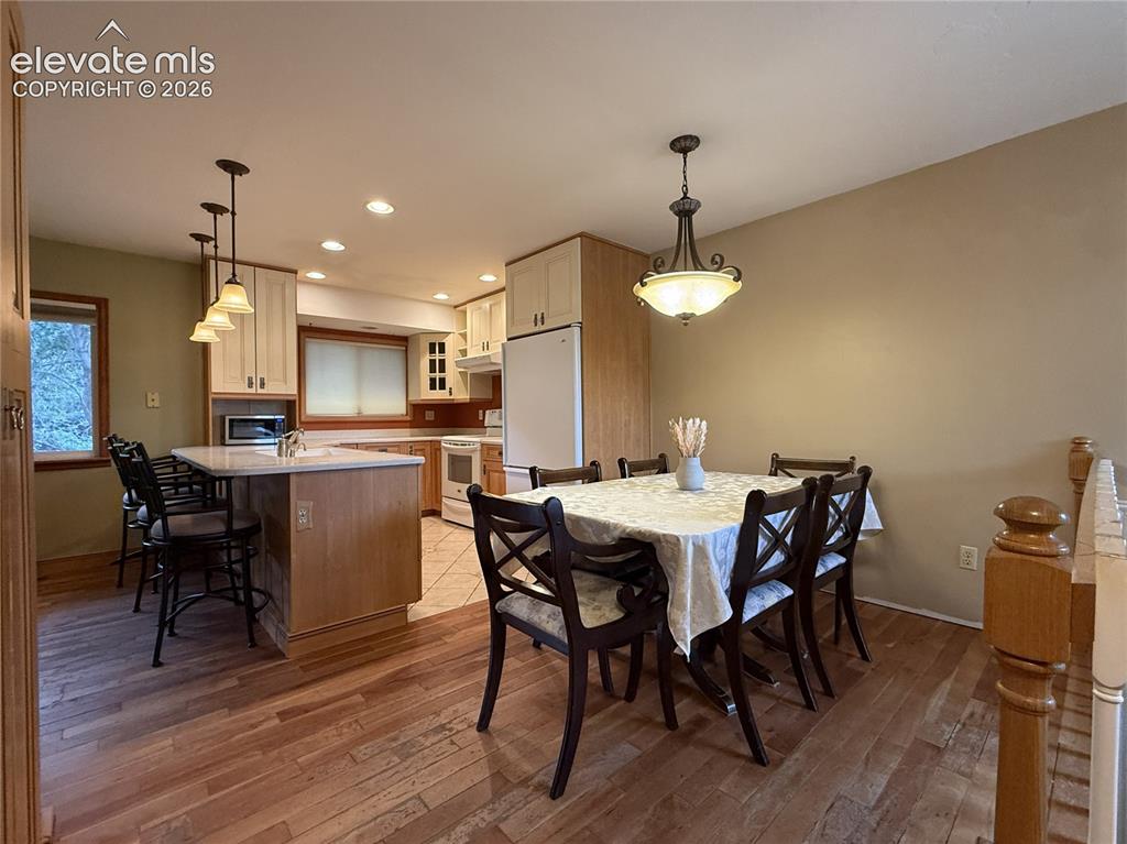 Image 8 of 32: Dining Area
