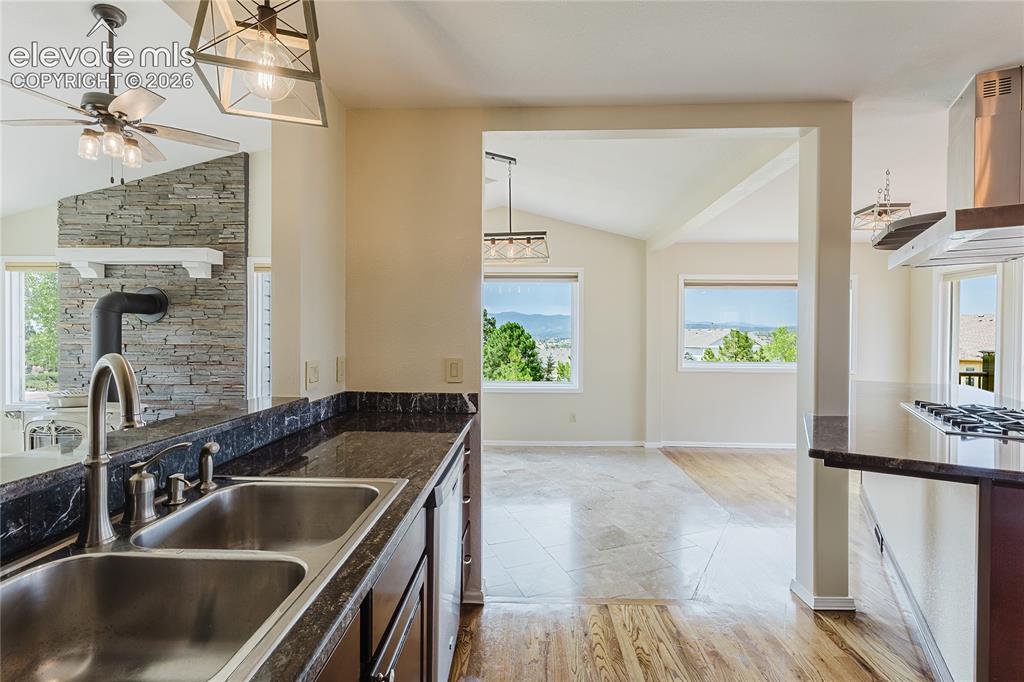 Image 10 of 50: Kitchen