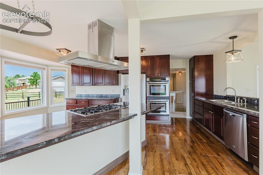 Image 11 of 50: Kitchen