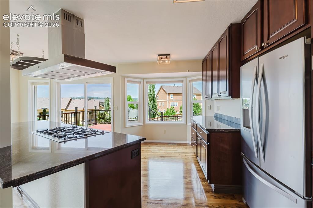 Image 12 of 50: Kitchen