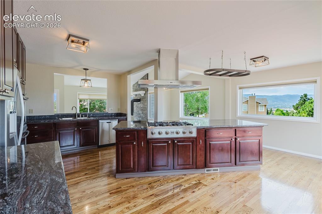 Image 9 of 50: Kitchen