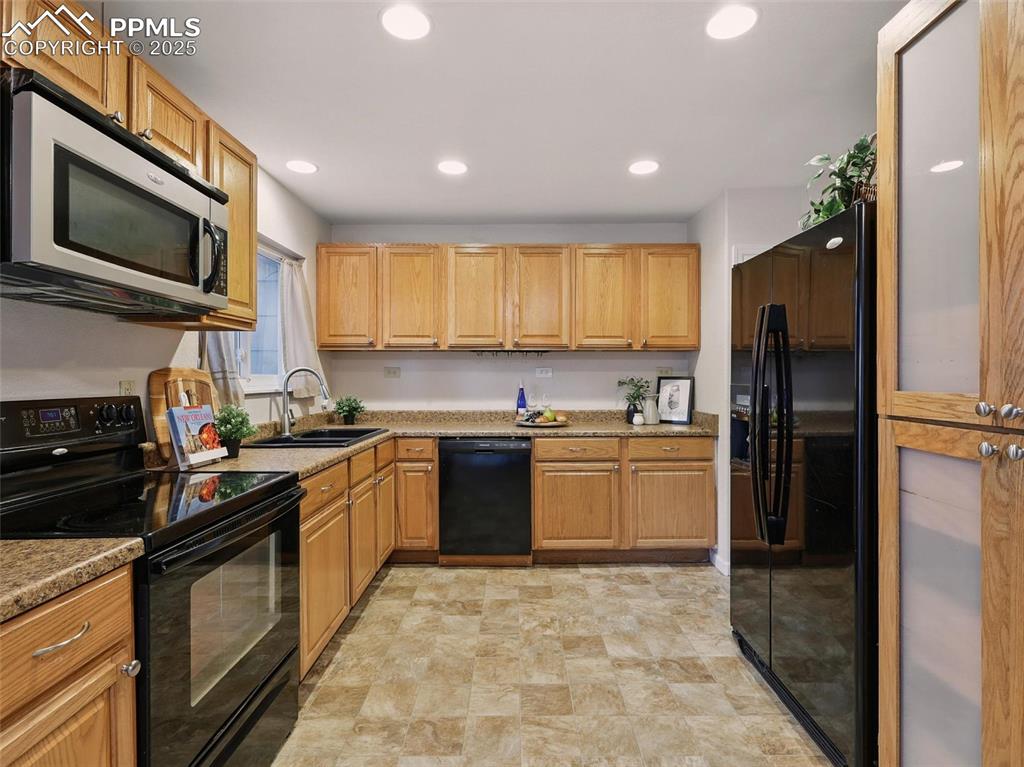 Image 10 of 45: Kitchen