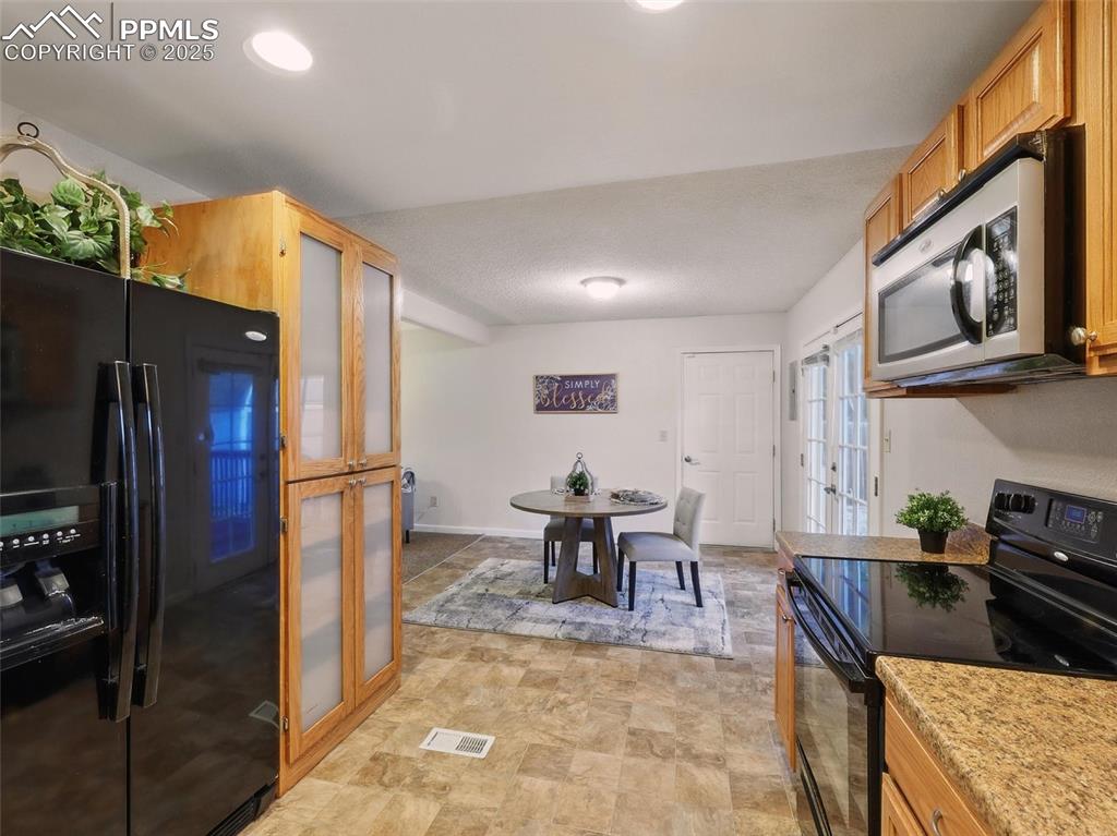 Image 12 of 45: Kitchen