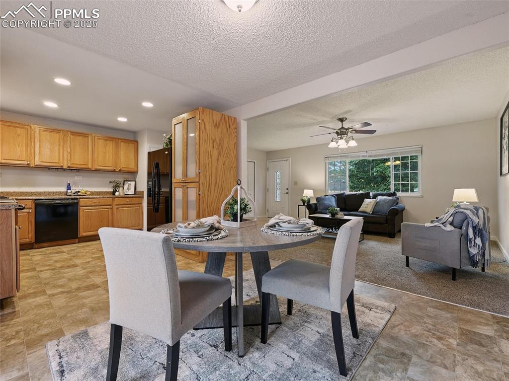 Image 14 of 45: Dining Area