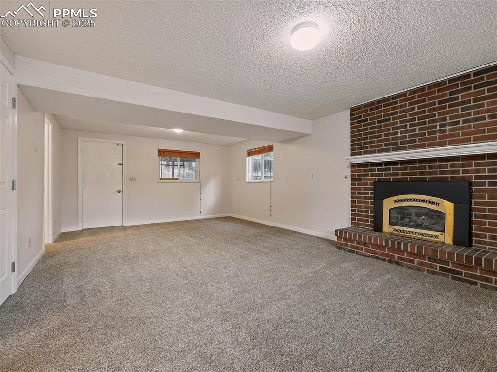 Image 15 of 45: Living Room