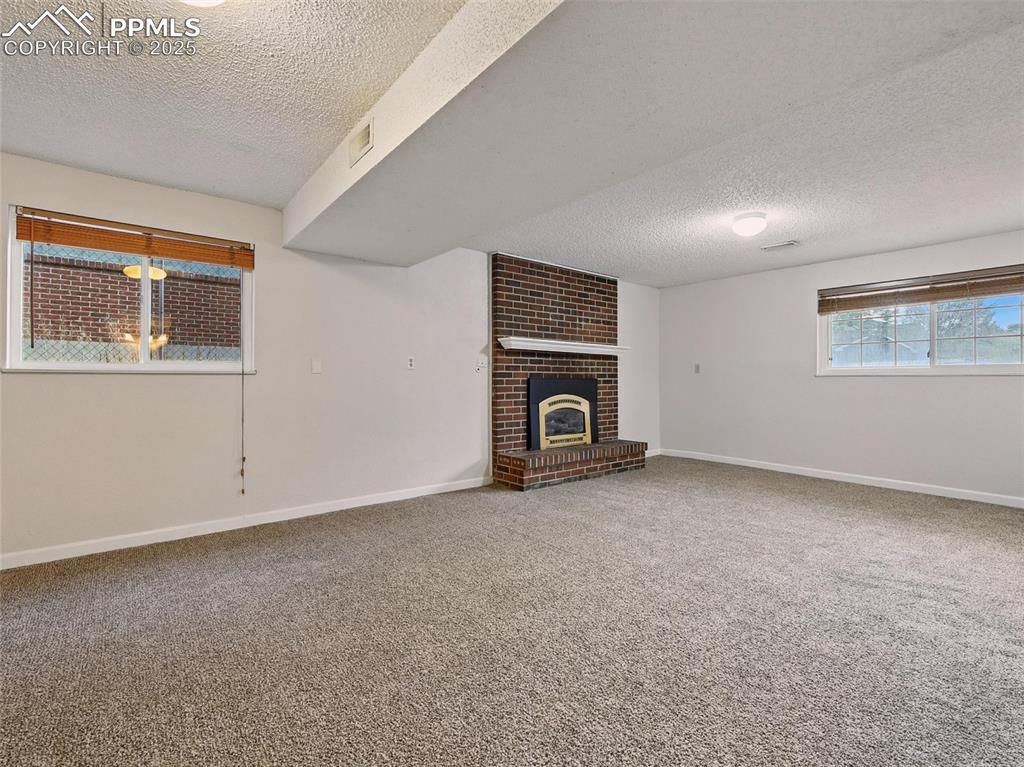 Image 17 of 45: Living Room