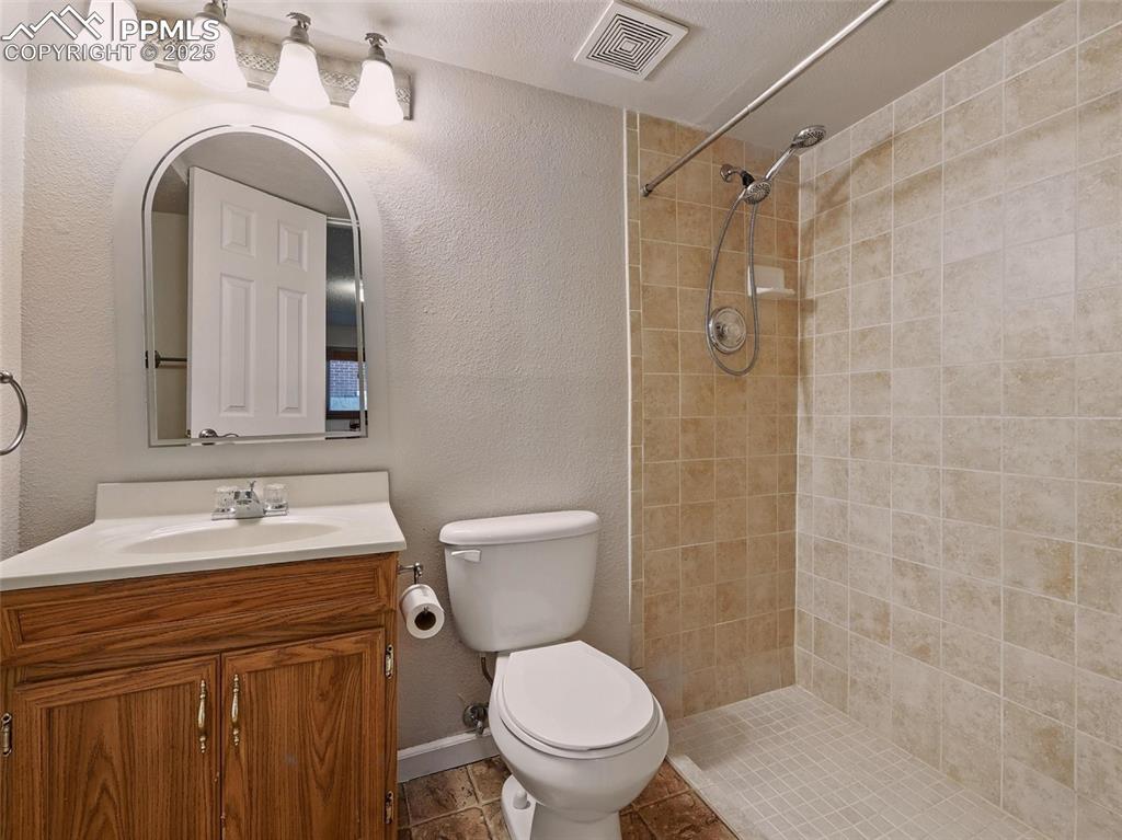 Image 18 of 45: Bathroom