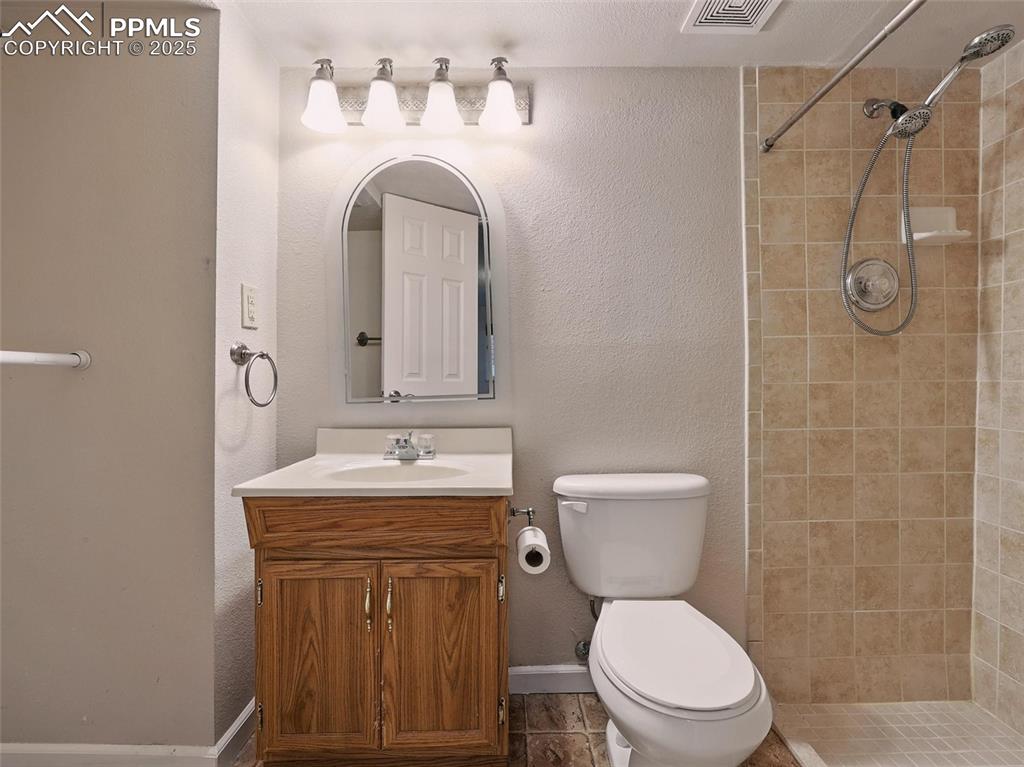 Image 19 of 45: Bathroom