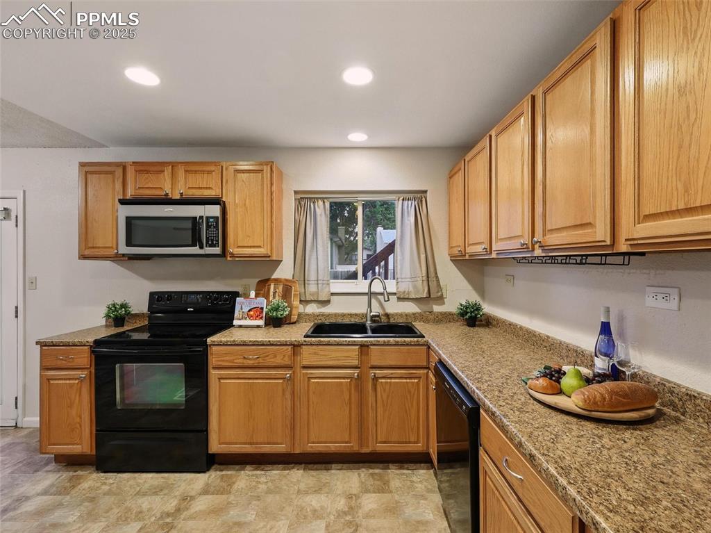 Image 25 of 45: Kitchen