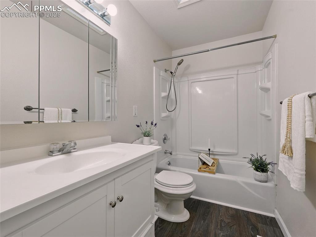 Image 34 of 45: Bathroom