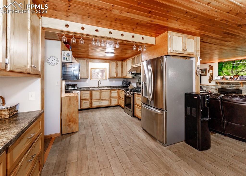 Image 13 of 45: Kitchen