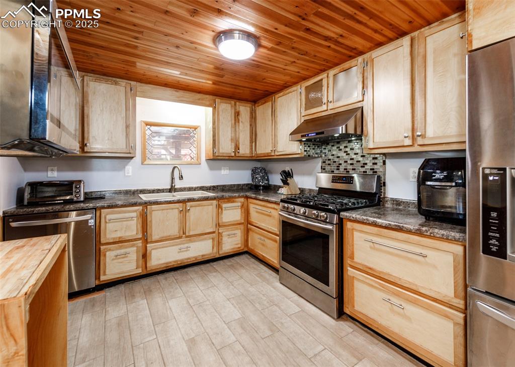 Image 14 of 45: Kitchen