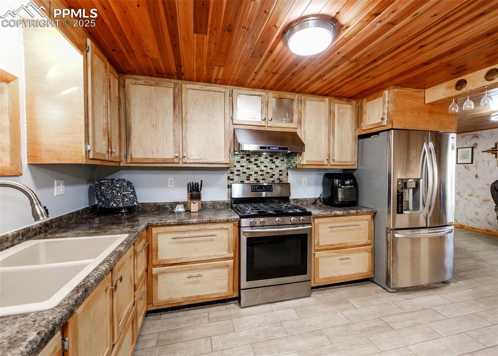 Image 15 of 45: Kitchen