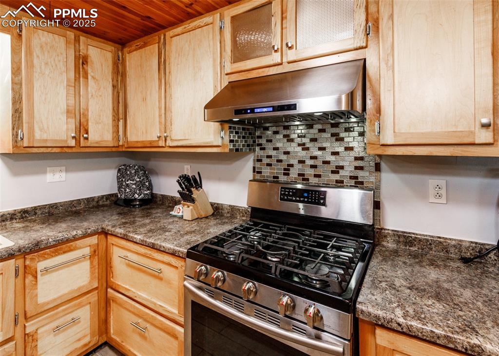 Image 16 of 45: Kitchen