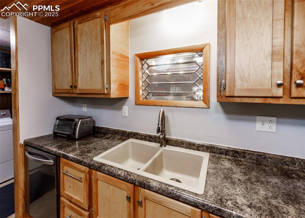 Image 18 of 45: Kitchen