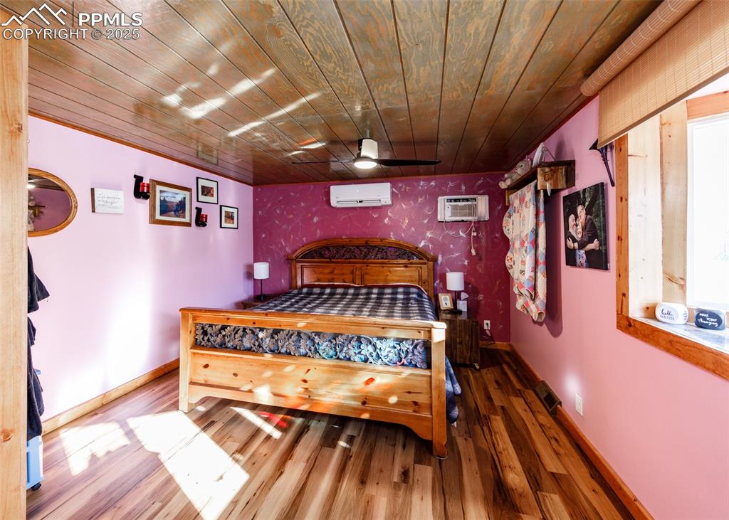 Image 19 of 45: Bedroom