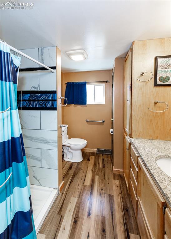 Image 28 of 45: Bathroom