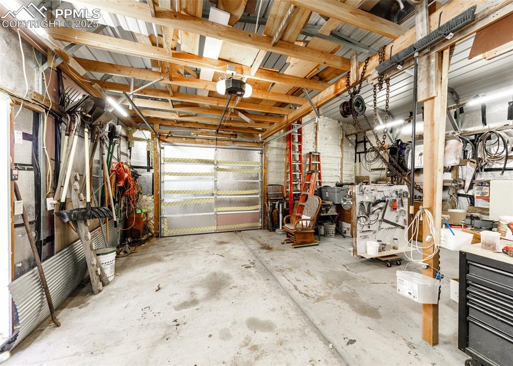 Image 33 of 45: Garage