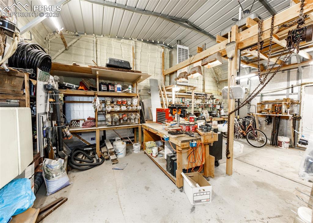 Image 34 of 45: Garage