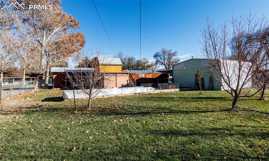 Image 36 of 45: Yard