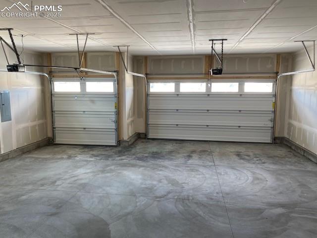 Image 19 of 27: Garage