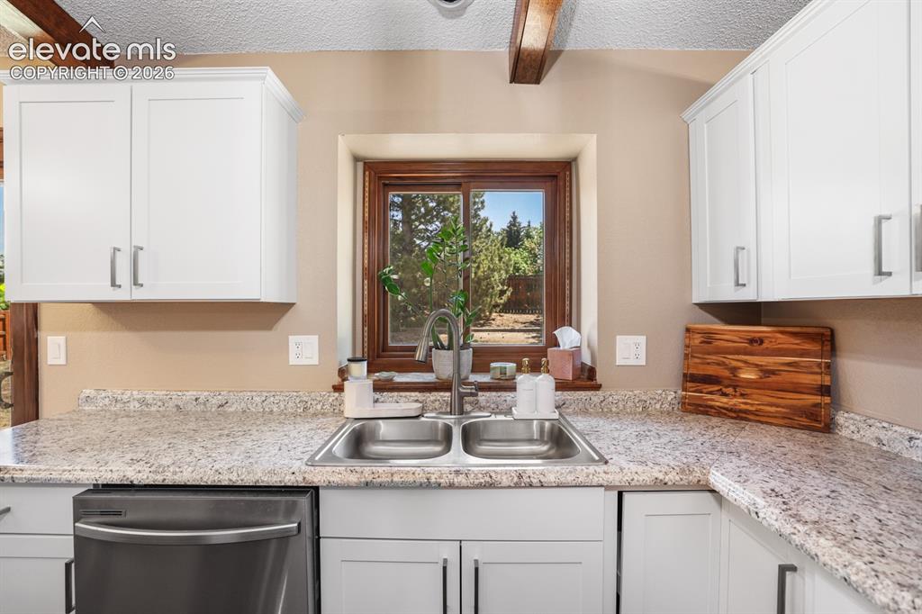 Image 15 of 48: Kitchen
