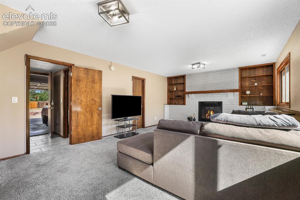 Image 32 of 48: Family Room