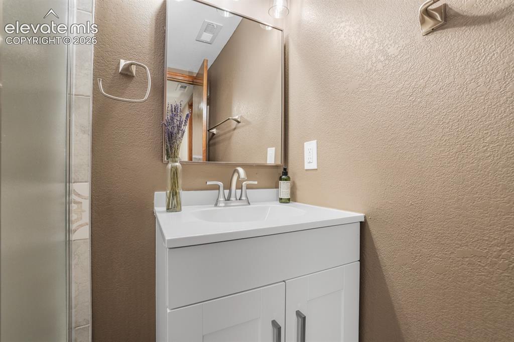 Image 36 of 48: Bathroom