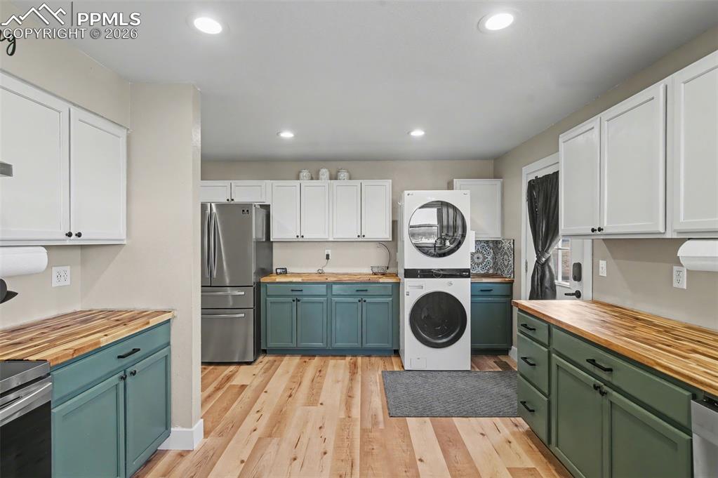 Image 10 of 44: Kitchen