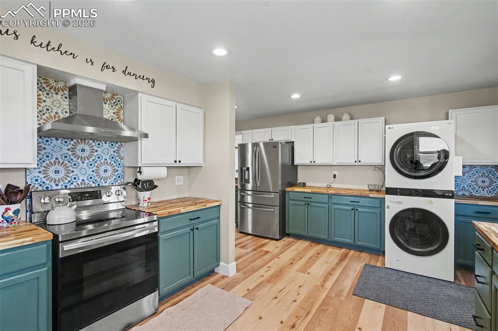 Image 11 of 44: Kitchen