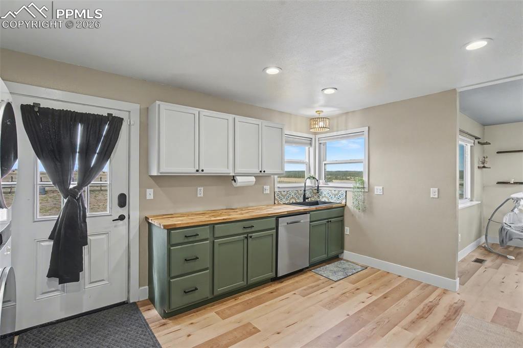 Image 13 of 44: Kitchen