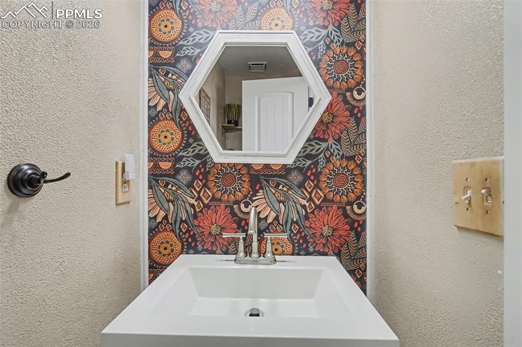 Image 15 of 44: Bathroom