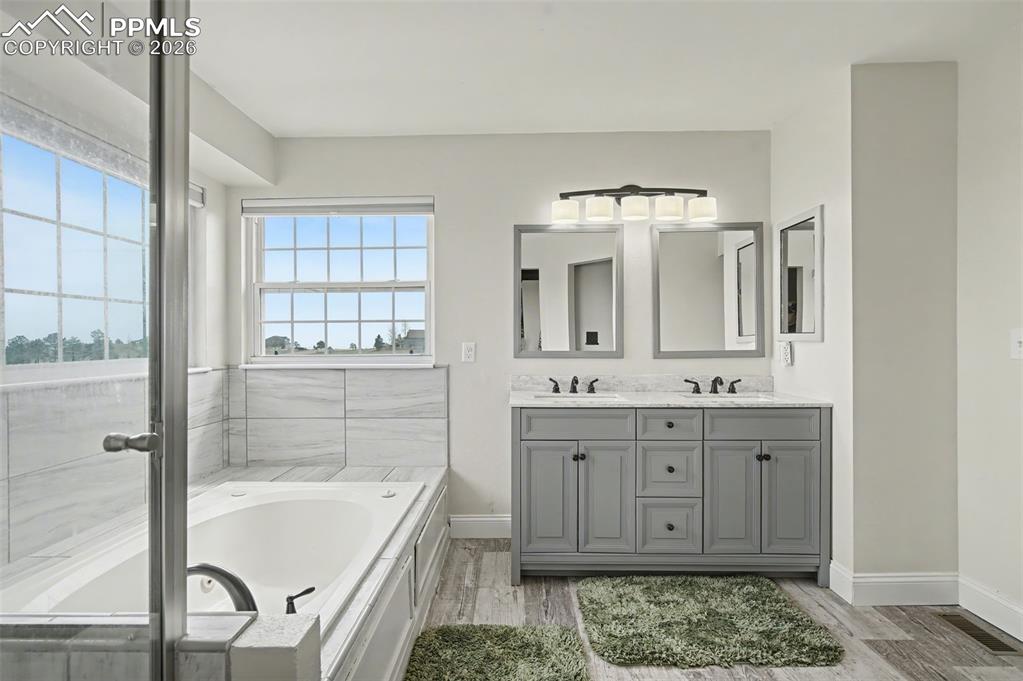 Image 21 of 44: Bathroom