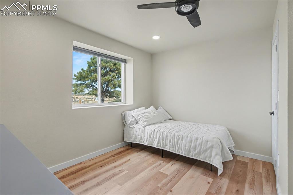 Image 22 of 44: Bedroom