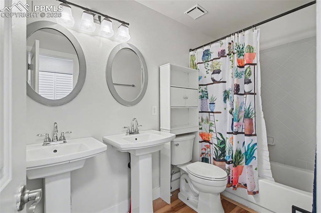 Image 25 of 44: Bathroom